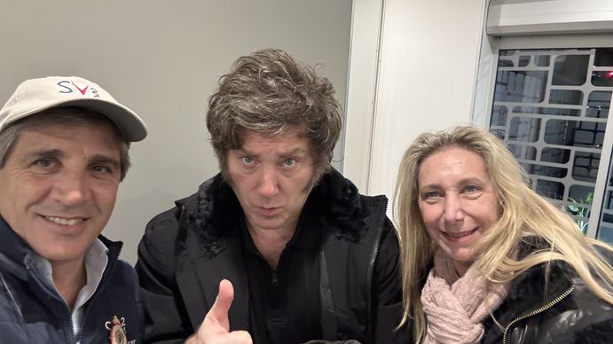 En medio de la suba de aranceles, Milei viajó a EE.UU. en busca de una foto con Trump y un aval para el acuerdo con el FMI