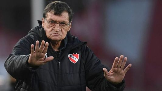 Independiente, en llamas: apareció un pasacalles amenazante contra Julio César Falcioni