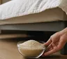 El ritual con arroz debajo de la cama que se volvió viral: qué promete y cómo se hace