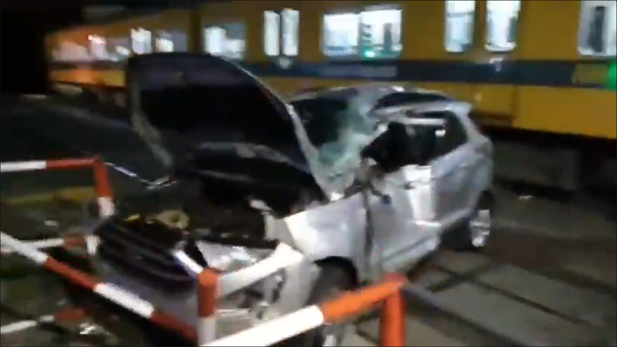Trágico accidente: murió al cruzar con su auto las vías del tren Urquiza en Villa Ortúzar y su esposa está grave