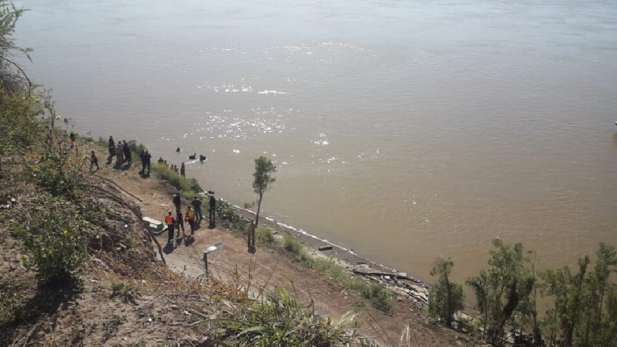 Una pareja cayó con su auto al río Paraná, ella se salvó y buscan al hombre. (Foto: N/A)