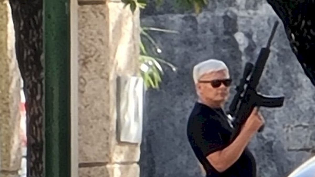 Un hombre se pasea por las calles de Rafaela con un arma de guerra