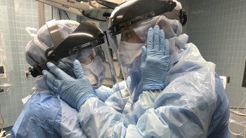 La historia detrás de la foto de una pareja de médicos, símbolo de la lucha contra el coronavirus