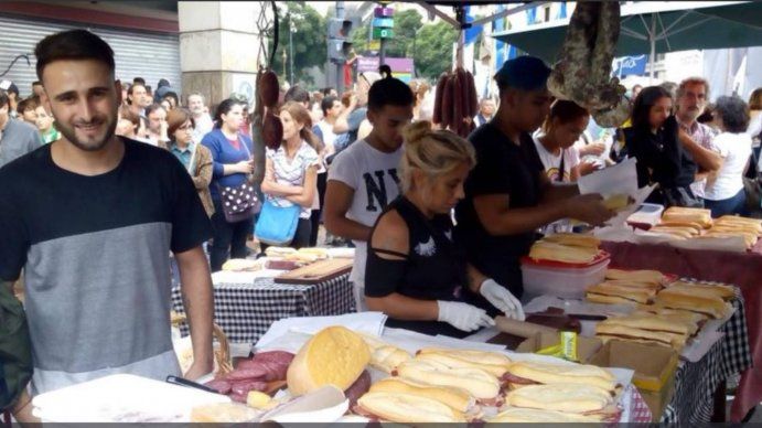Maxi, el chico de los sanguches que se volvió viral, montó un puesto en la marcha de ayer y salió hecho