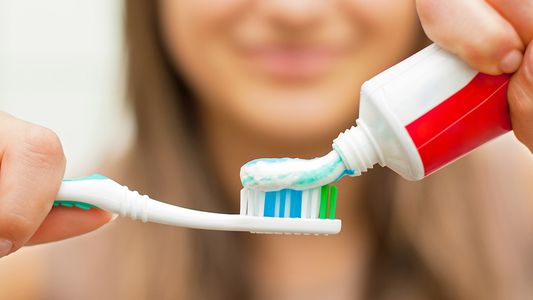 La Anmat prohibió la pasta dental de una reconocida marca por sus efectos adversos