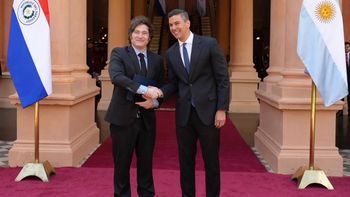 Tras suspender el viaje a España por la crisis, Milei va a Paraguay para una cumbre de la ultraderecha regional
