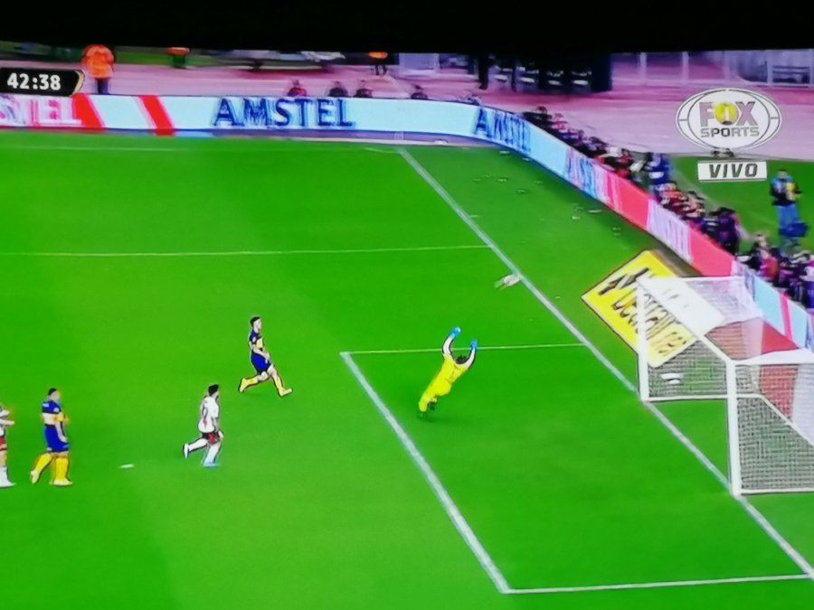 ¡Insólito! Wanchope lo dejó solo a Capaldo que erró un gol increíble abajo del arco