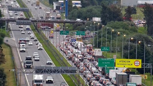 Impactante accidente en Panamericana: un camión chocó un puente y volcó el container