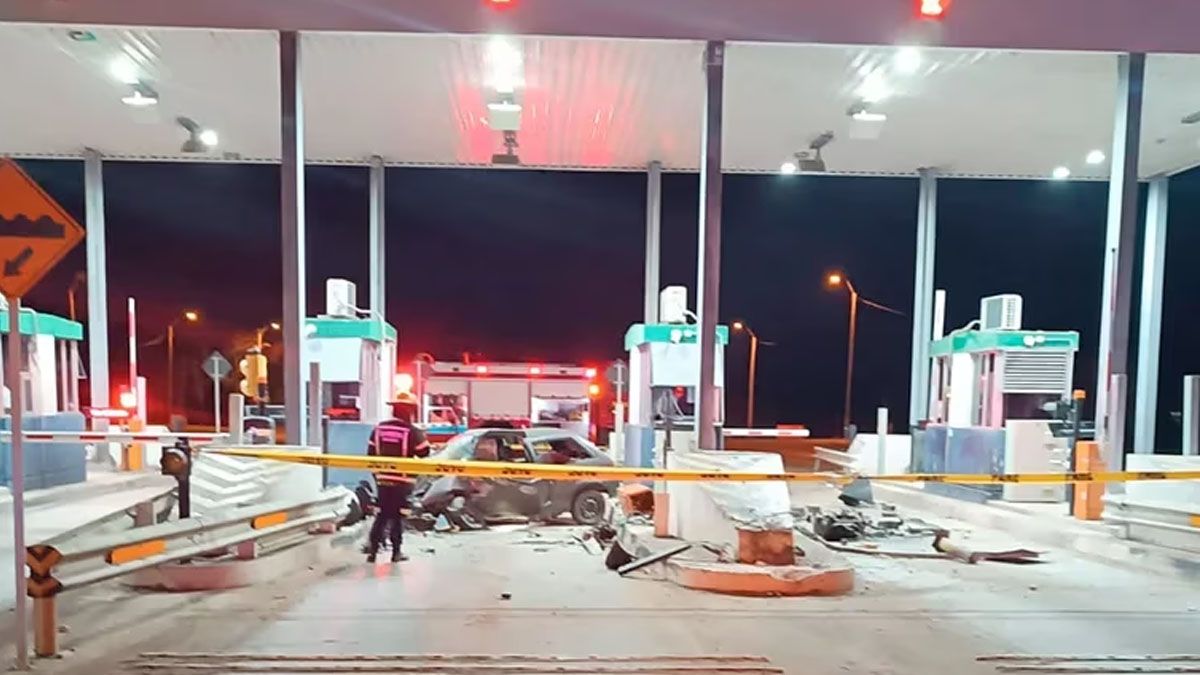 El auto en el que viajaba Natalia, totalmente destruido por el impacto. (Foto: Gentileza La Gaceta.UY)