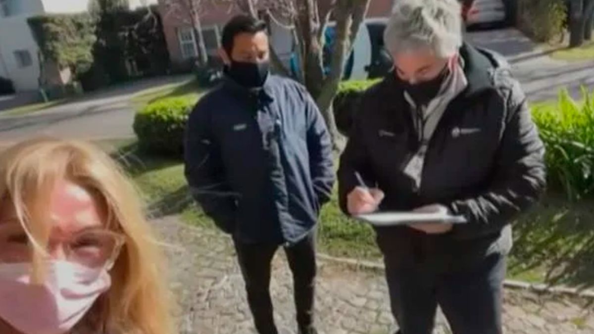 Yanina Latorre recibió a personal de Migraciones mientras estaba en vivo.