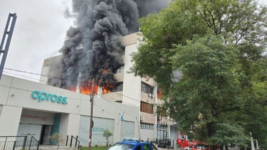Las imágenes del impresionante incendio en la sede de la obra social del Gobierno cordobés