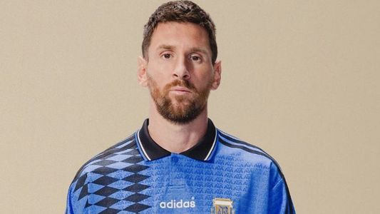 ¡Qué elegancia! Con Messi como modelo, se presentó la nueva colección retro de la Selección Argentina