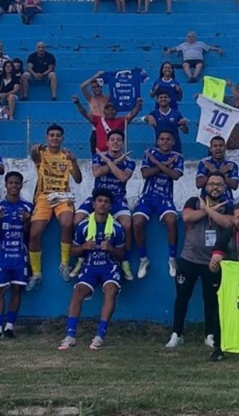 Tragedia en el fútbol: el micro en el que viajaba un equipo chocó al regresar de un partido y murió el preparador físico
