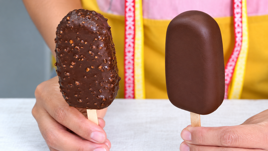Helados de palito con chocolate: la receta casera para hacerlos cremosos y crocantes