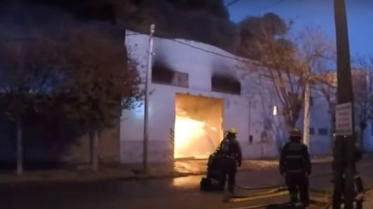 Otro feroz incendio en La Matanza: destruyó una fábrica de plásticos y evacuaron a los vecinos