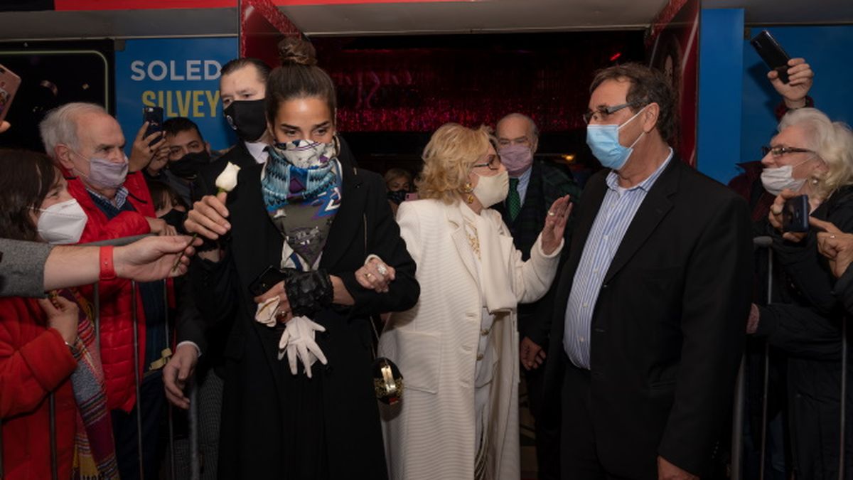  A la salida del teatro Mirtha Legrand no dejó de saludar a la gente que se el acercó. Foto: Simón Quesada. 