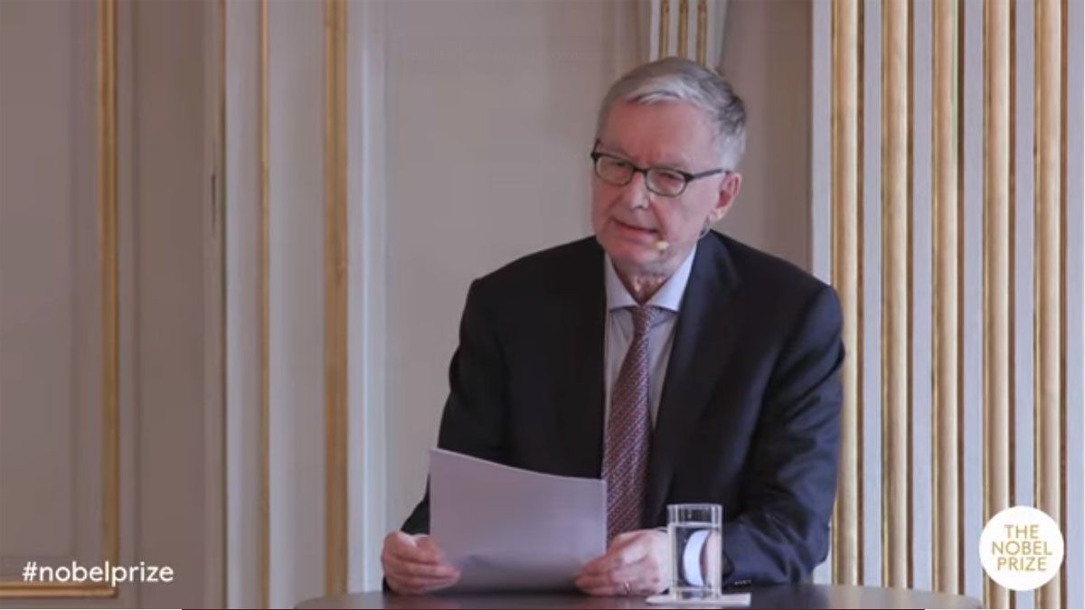 El momento del anuncio del premio a Jon Fosse, uno de los favoritos en las casas de apuestas (Foto: captura de TV).