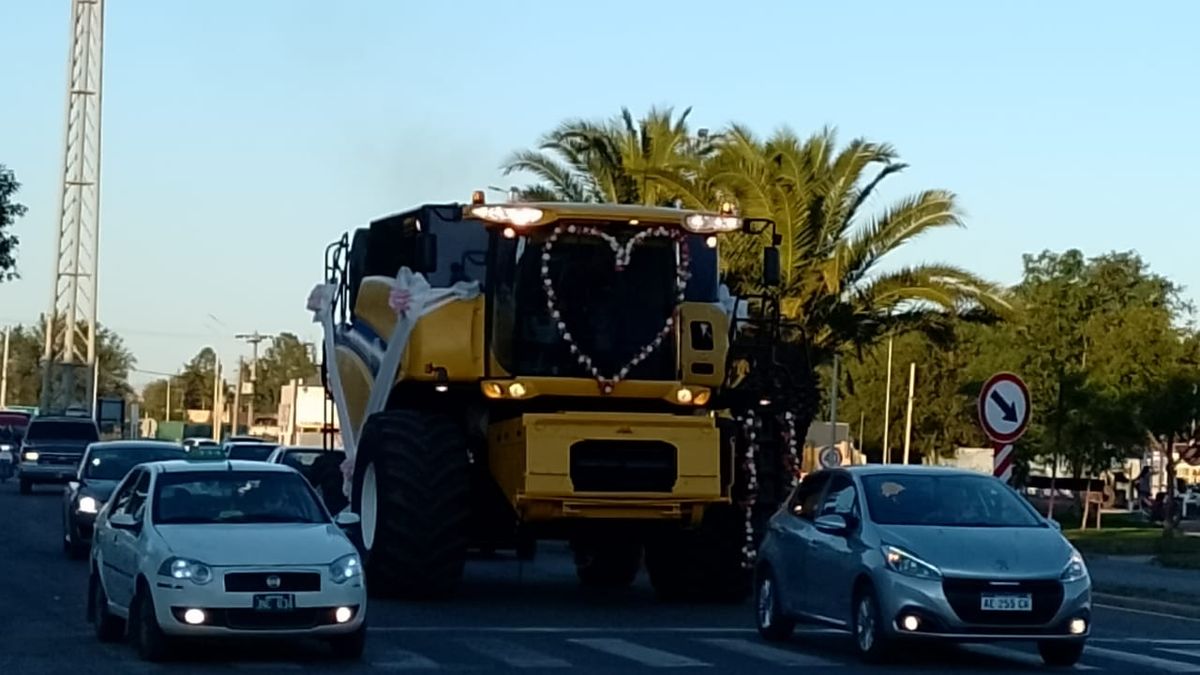 El amor de Walter por las cosechadoras fue el gran motivo. El casamiento tuvo un auto nupcial más que particular.
