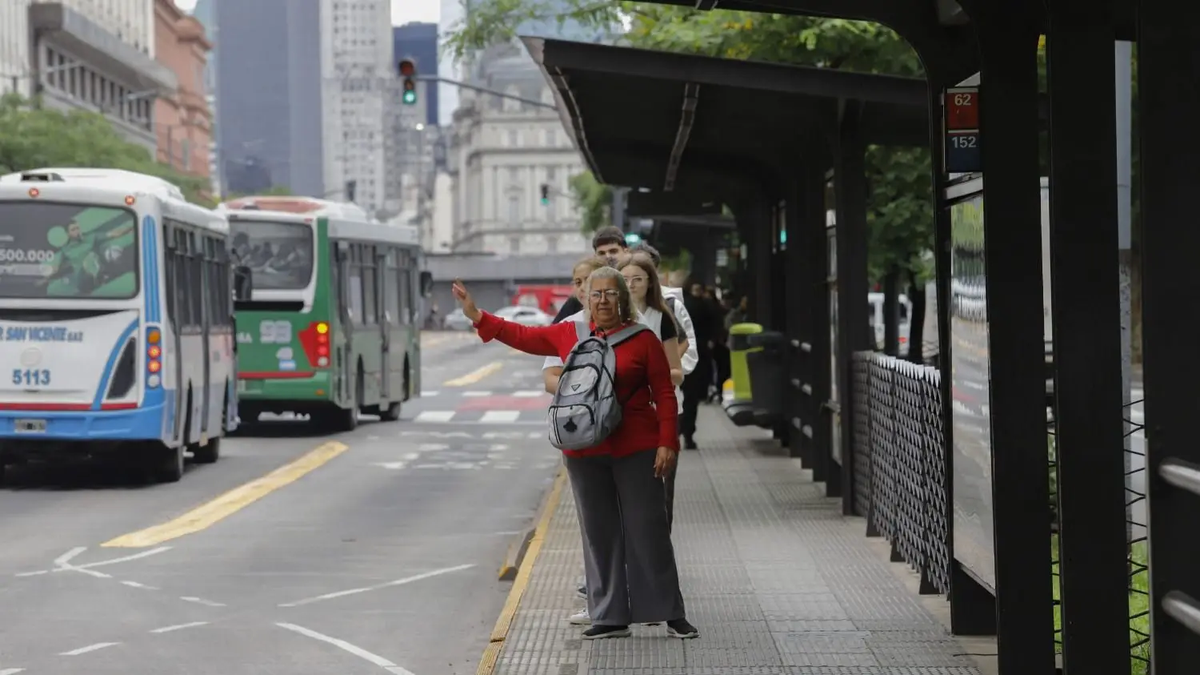 Cambios en colectivos del AMBA: el Gobierno oficializó modificaciones en varias líneas.