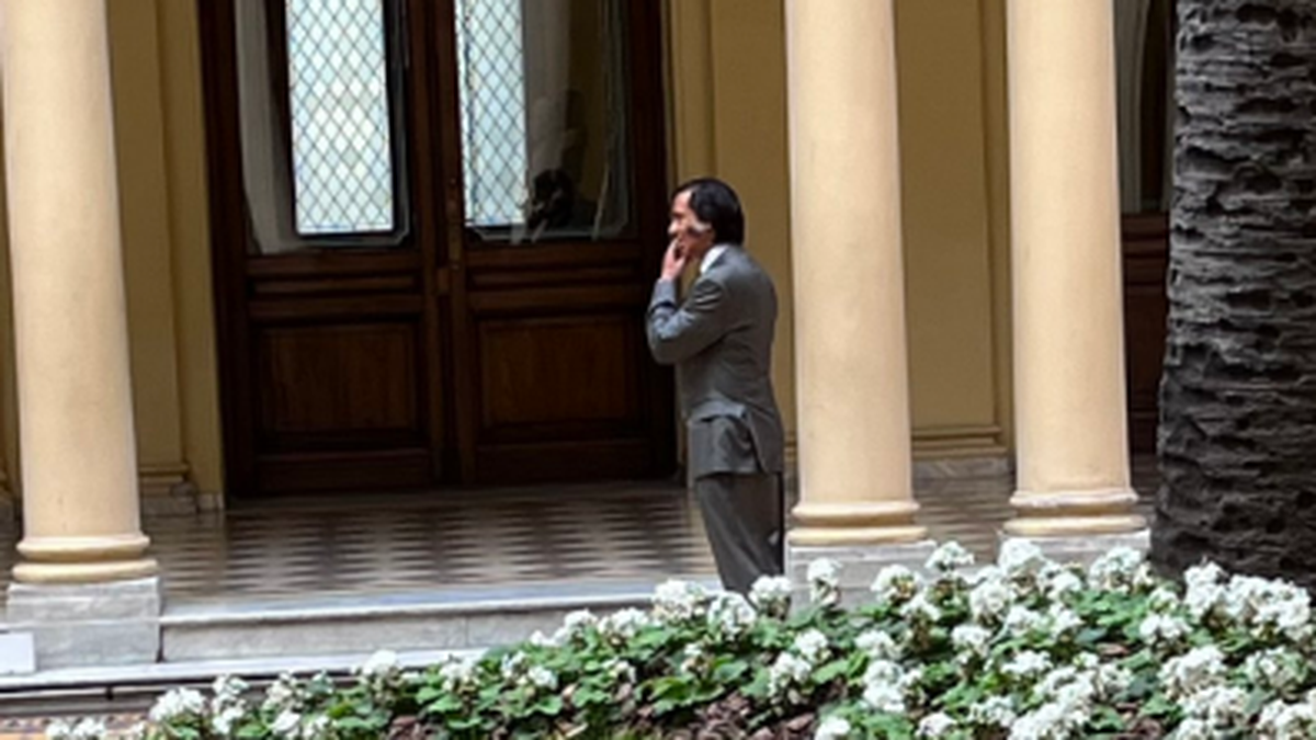 Leonardo Sbaraglia vestido de Carlos Menem hoy en la Casa Rosada. (Foto: Twitter)