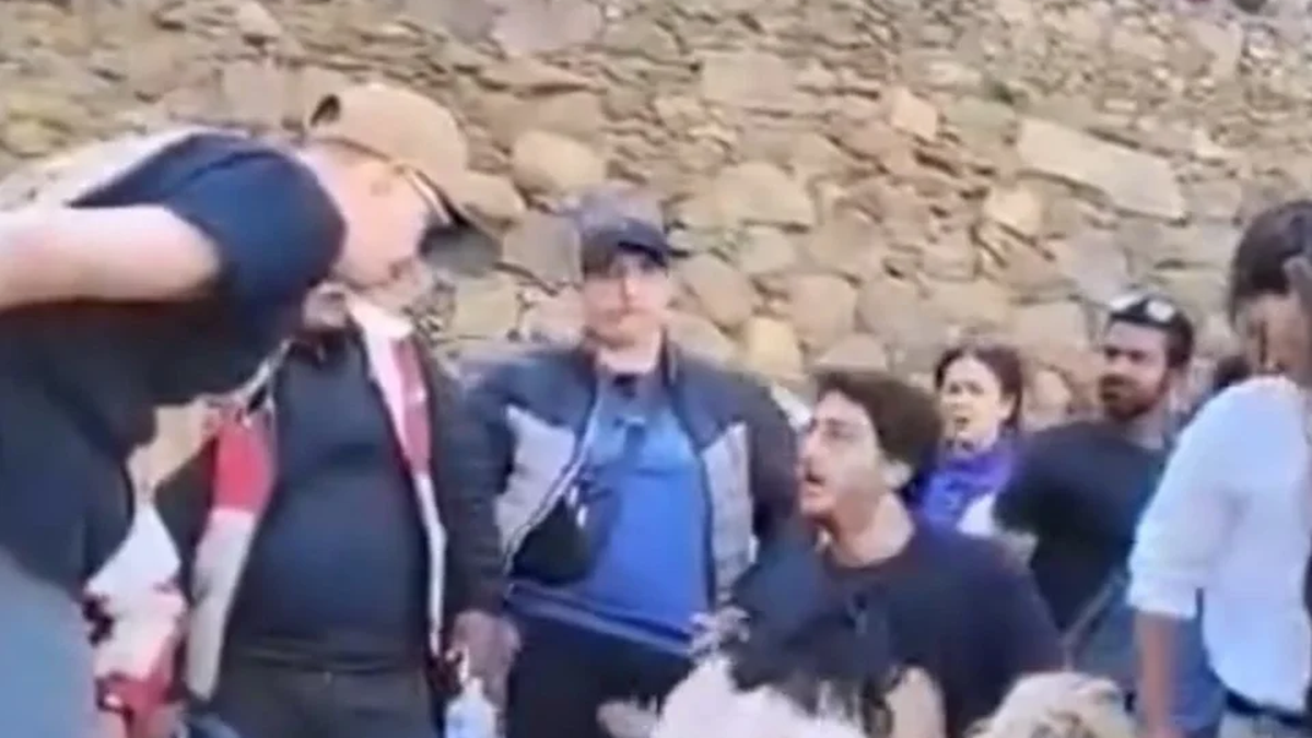 El desesperado intento de resucitar al hombre descompensado. (Foto: NA)