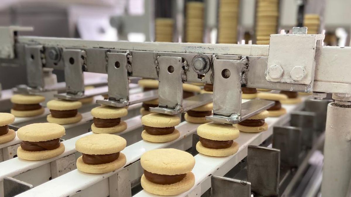 Cadena de producción de alfajores de la planta de Cielos Pampeanos, ubicada en la localidad bonaerense de Bandield.