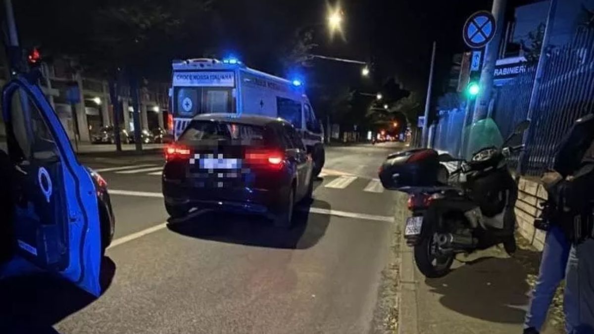 El inicio de los incidentes. Vildoza y su esposa, embarazada, en el auto azul, no pueden avanzar porque una ambulancia detenida les corta el paso. (Foto: Gentileza La Repubblica)