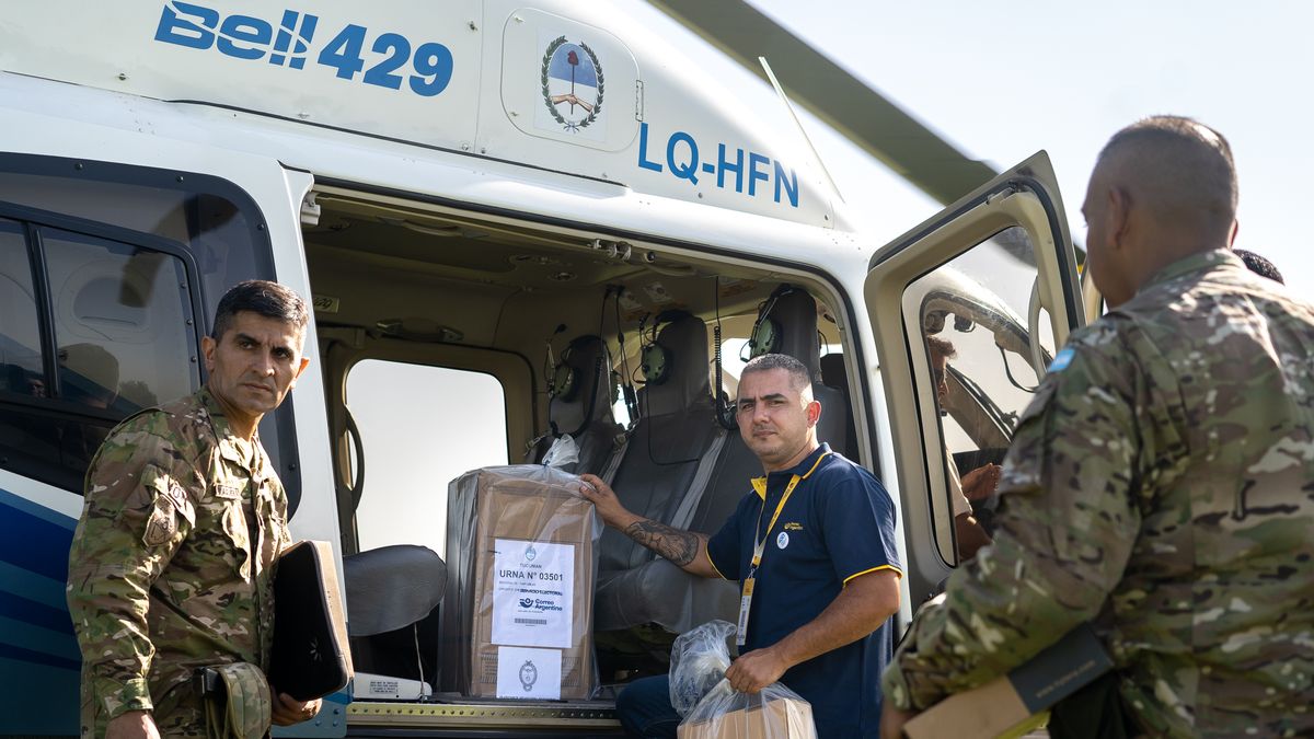 En Tucumán se entregaron urnas en helicóptero. (Foto. Télam) En Tucumán se entregaron urnas en helicóptero. (Foto. Télam)