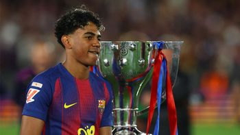 Lamine Yamal, la estrella del Barcelona y la copa de la Liga de España que ganó tras derrotar al Real Madrid. (Foto: Reuters). Lamine Yamal, la estrella del Barcelona y la copa de la Liga de España que ganó tras derrotar al Real Madrid. (Foto: Reuters).