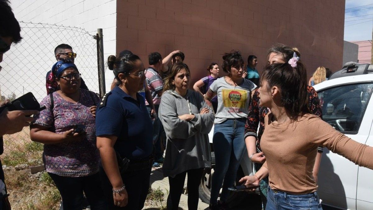 Abuso sexual infantil. Los padres de los menores reclaman en el jardín. Foto: gentileza Diario Crónica.&nbsp;