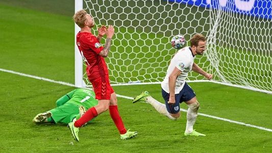 El escandaloso penal que el VAR no corrigió y le permitió a Inglaterra clasificarse a la final de la Eurocopa