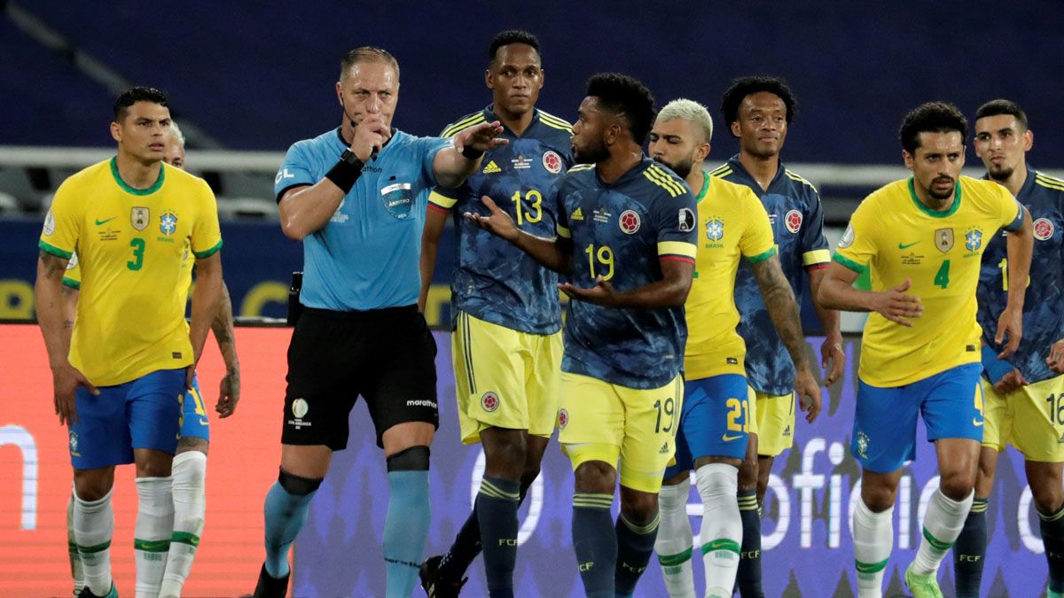 La imagen del partido: Pitana convalidó el polémico gol de Brasil.