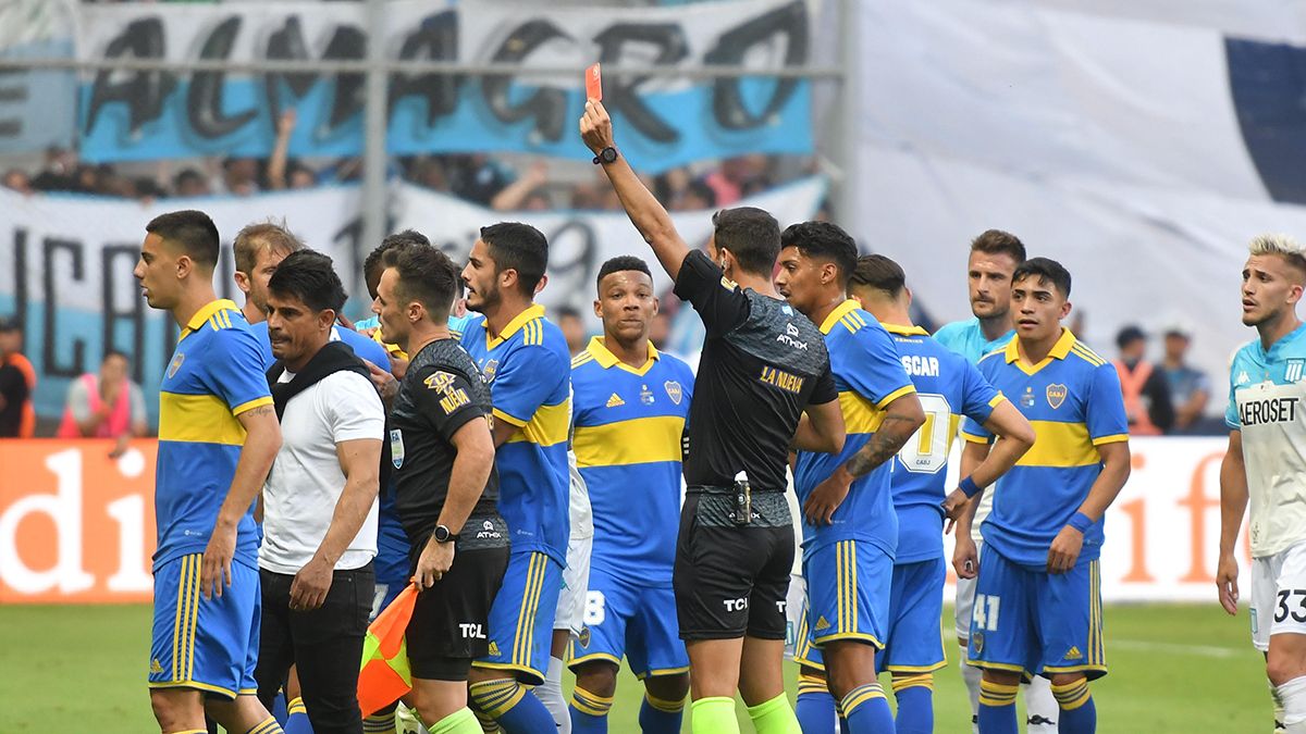 Show de expulsados en el final del Trofeo de Campeones. Racing se consagró campeón tras ganarle 2 a 1 a Boca. (Foto: Télam)