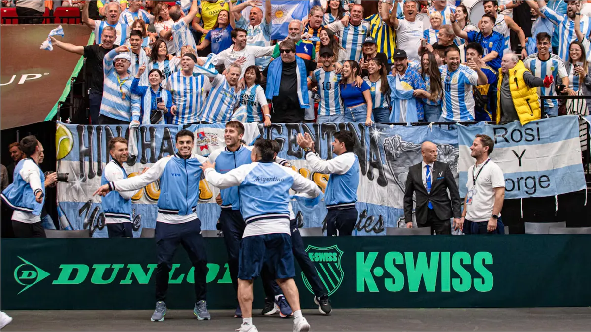 Los jugadores argentinos festejan la clasificaci&oacute;n en Groningen (Foto: Prensa AAT).