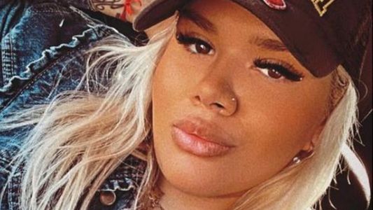 Morena Rial se animó a la microbikini preanunciando su vuelta al quirófano