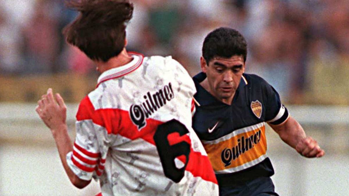 Maradona salió en el entretiempo en su último clásico.