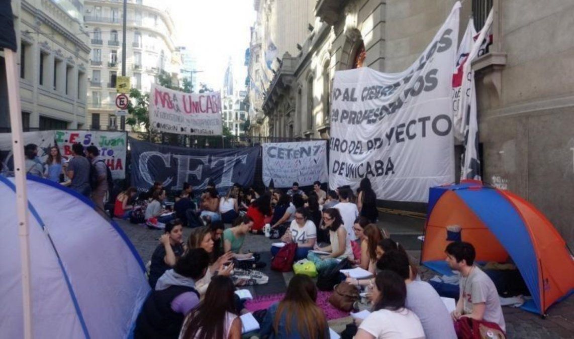Con un fuerte rechazo de gremios y estudiantes, hoy se aprobará la creación de la universidad para los docentes porteños