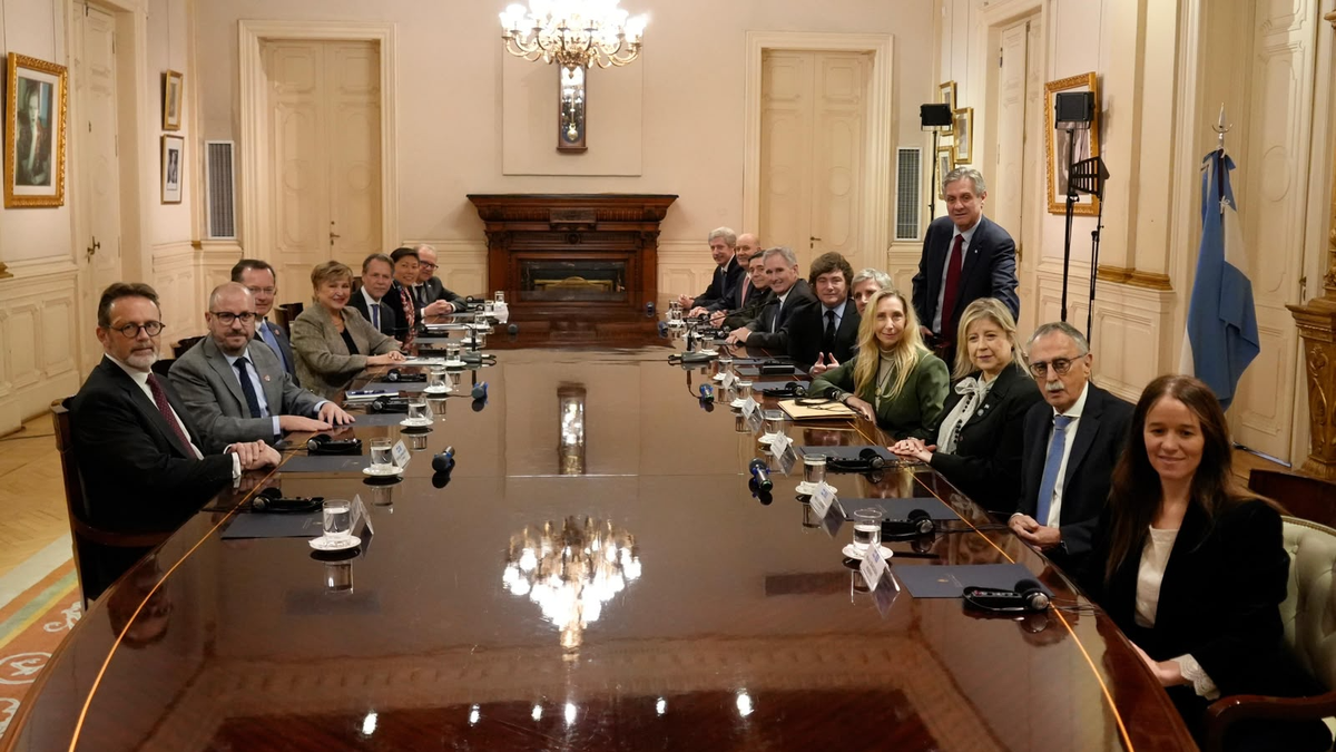 El presidente Javier Milei encabez&oacute; una reuni&oacute;n de gabinete ampliado junto a la directora gerente del Fondo Monetario Internacional, Kristalina Georgieva. (Foto: Presidencia)