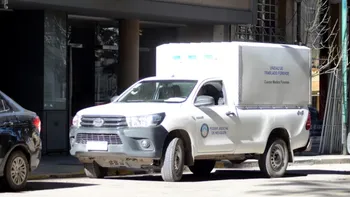 Un hombre apareció muerto en su departamento y un detalle sobre la puerta es clave para la investigación