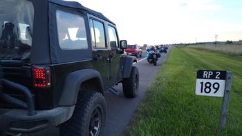 Uno de los tantos conductores que usan las banquinas para adelantarse a los autos parados por el tránsito. Uno de los tantos conductores que usan las banquinas para adelantarse a los autos parados por el tránsito.
