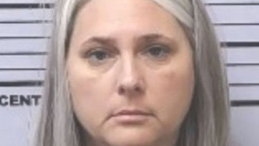 La Maestra del Año ocultaba un infierno: el brutal escándalo que reveló un video de su hijo