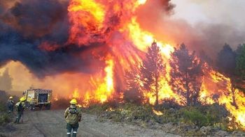 Incendio en El Bolsón: dos focos activos, ráfagas extremas y el impactante avance del fuego