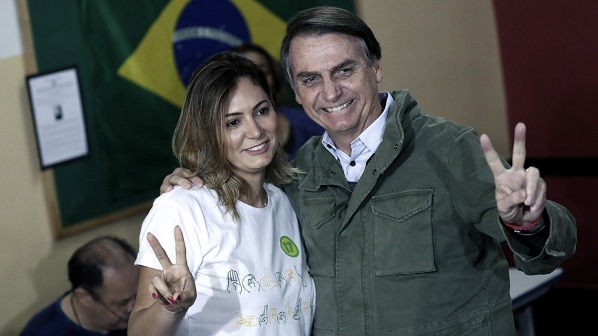 Jair Bolsonaro y su mujer.