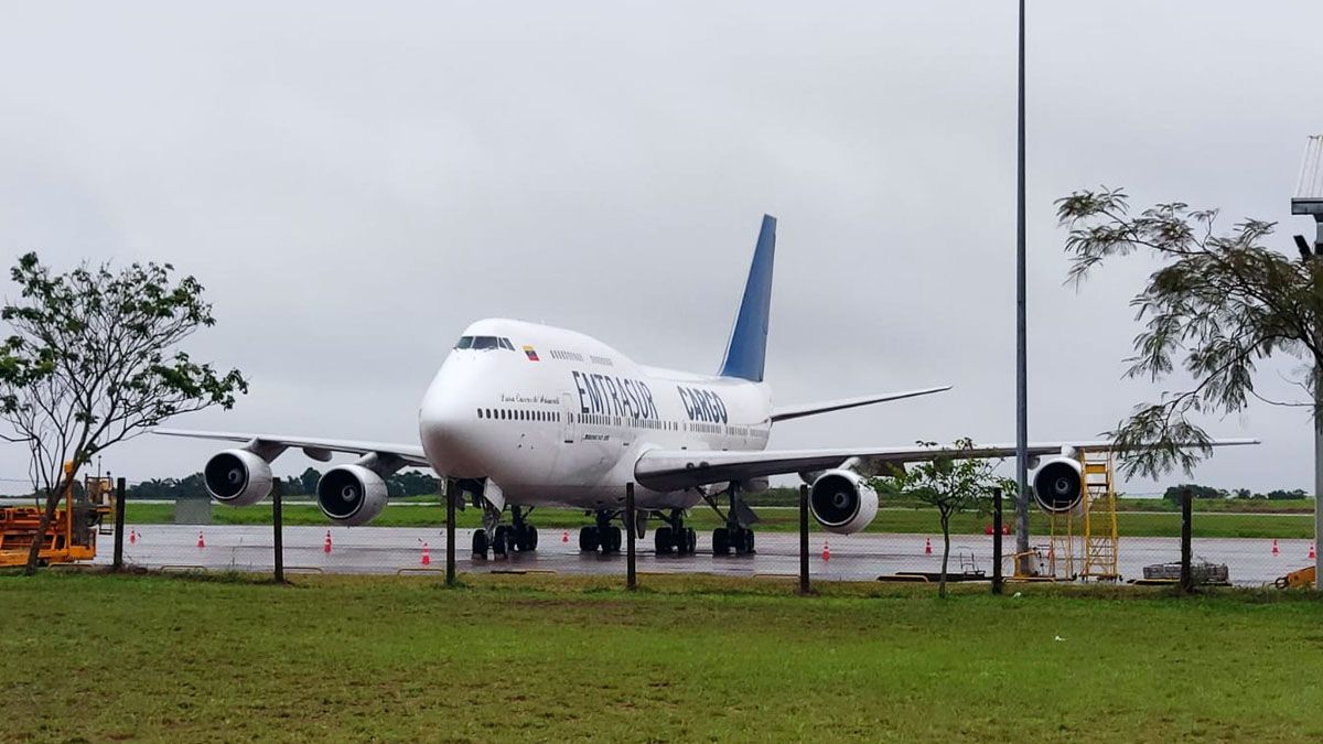 El avión de Emtrasur en el aeropuerto de Ciudad del Este. ¿Exportación de cigarrillos o algo más grave? (Foto: gentileza Aeronáuticapy)
