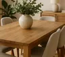 La mesa de madera vuelve al centro de la casa y desplaza al vidrio en decoración