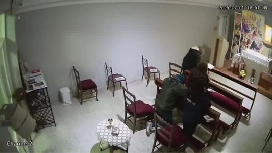 El indignante momento en que una pareja le robó a una mujer mientras rezaba en una parroquia