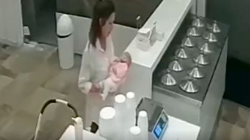 Fue a comprar helado, estaba obsesionada con el peso de su bebé y lo subió a la balanza