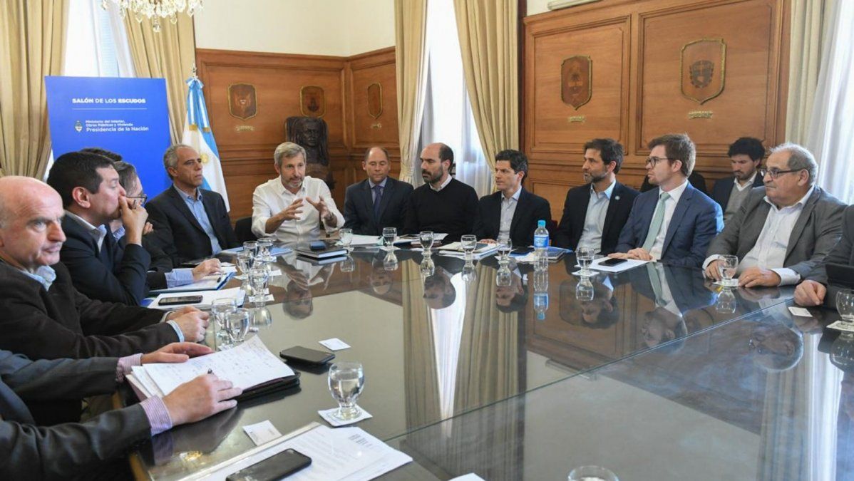 Tras el “relanzamiento” del gabinete, Frigerio busca encaminar el Presupuesto con las provincias peronistas