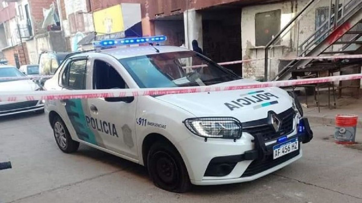 Así apareció el patrullero en la Villa Carlos Gardel. (Foto: NA)