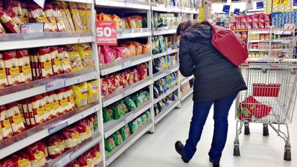 Advierten que la yerba y las galletitas sufrieron los mayores aumentos y que la baja del IVA impacta según el producto